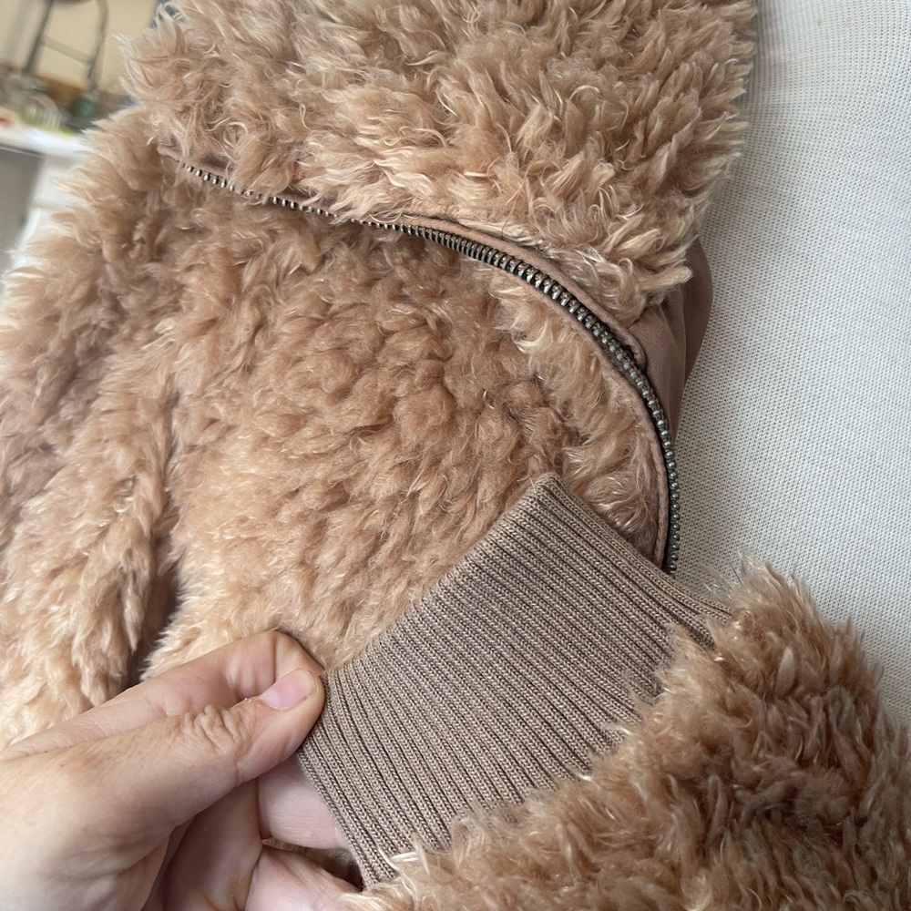 Warm neutral LIKE NEW fuzzy soft teddy coat jacket - Picture 2 of 11